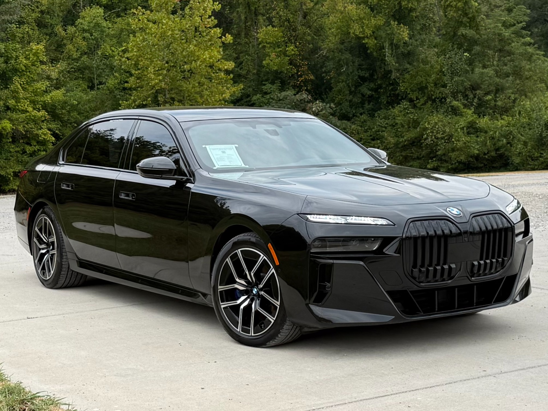 2024 BMW 760i xDrive w/ THEATER SCREEN, EXECUTIVE, PREMIUM, DRIVE ASSIST, M SPORT PRO PKG