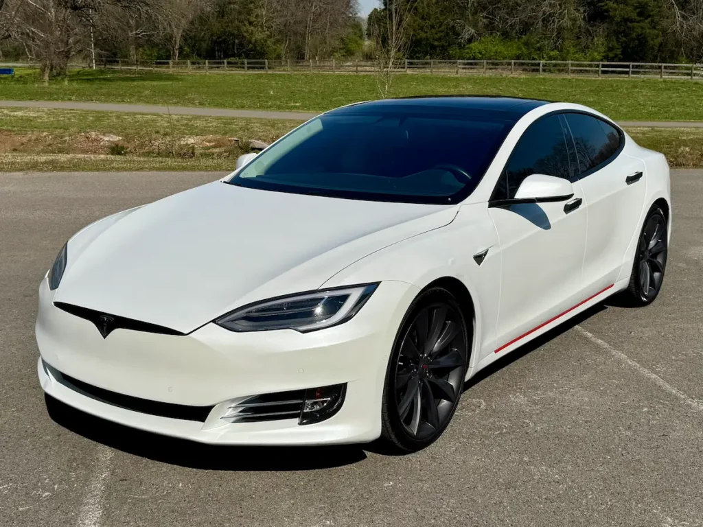 Front three-quarter view of 2017 Tesla Model S 90D in white