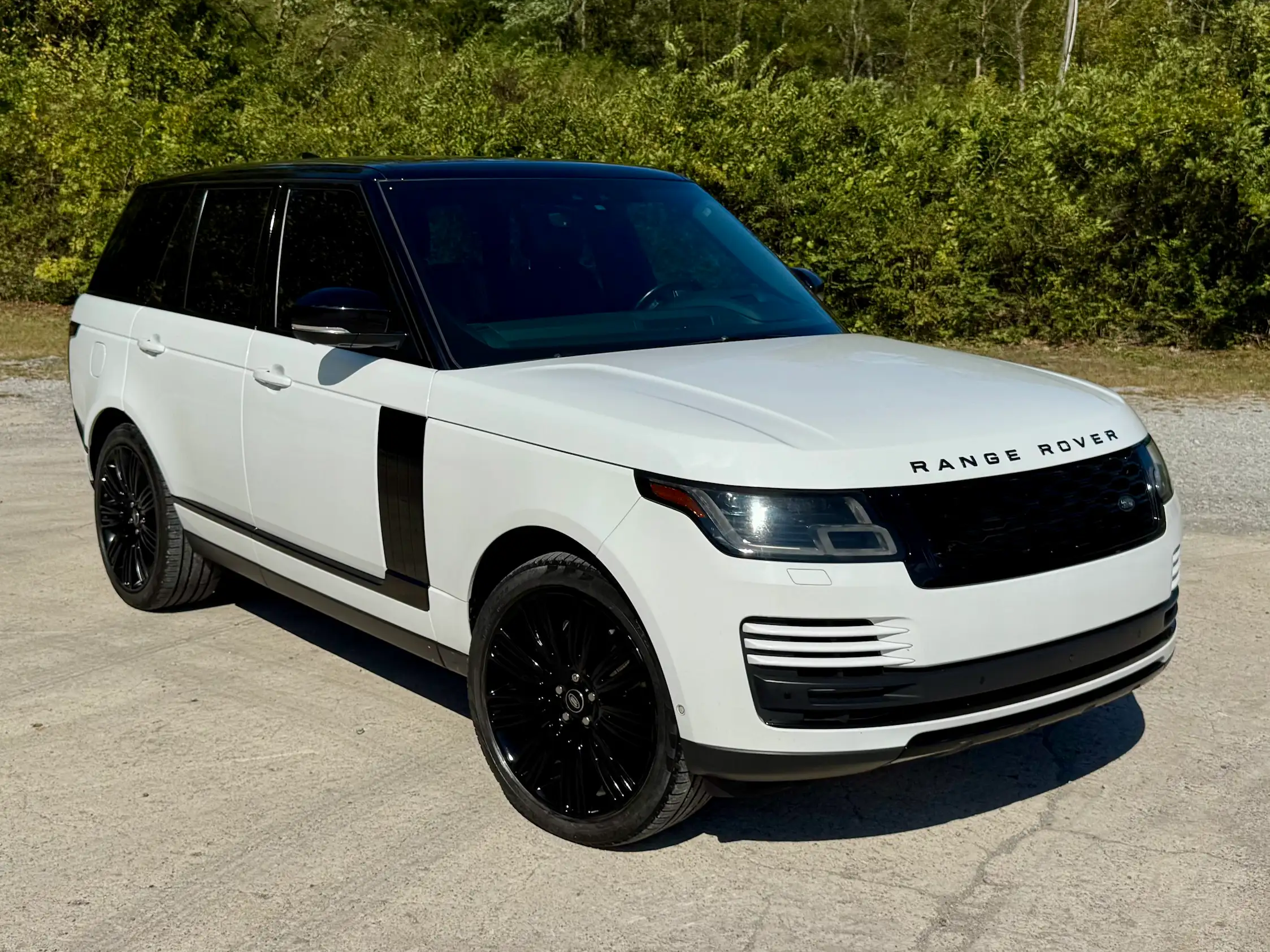 White 2021 Range Rover P400 HSE Westminster in front three-quarter view with a black roof and black wheels.