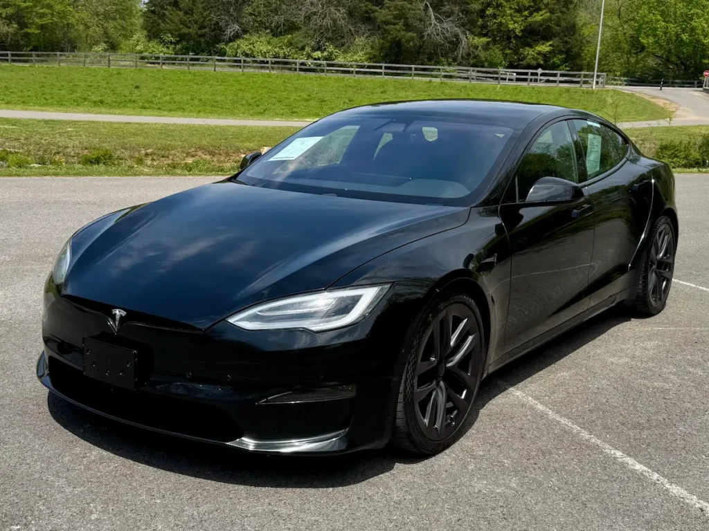 Front three-quarter exterior view of 2021 Tesla Model S Plaid