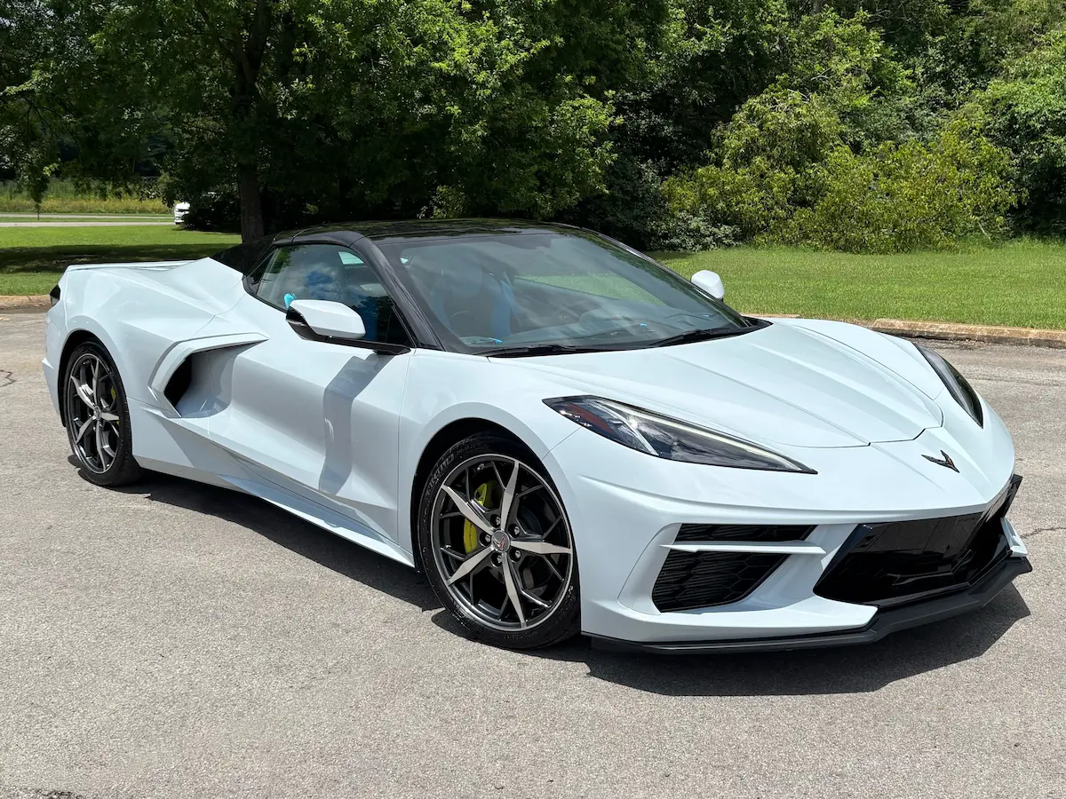 Front three-quarter view of a 2022 Chevrolet Corvette Stingray 3LT