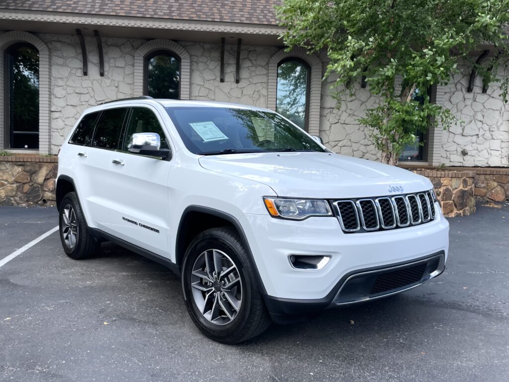 Front view of the 2022 Jeep Grand Cherokee WK in white with classic grille and sleek exterior design.