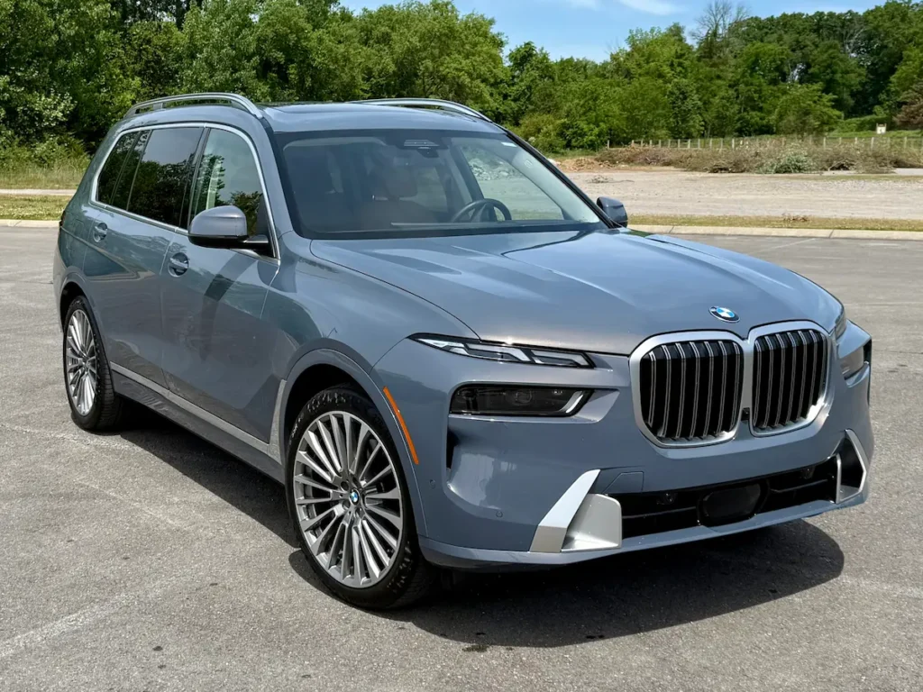 Front three-quarter view of a blue-gray 2023 BMW X7 xDrive40i luxury SUV