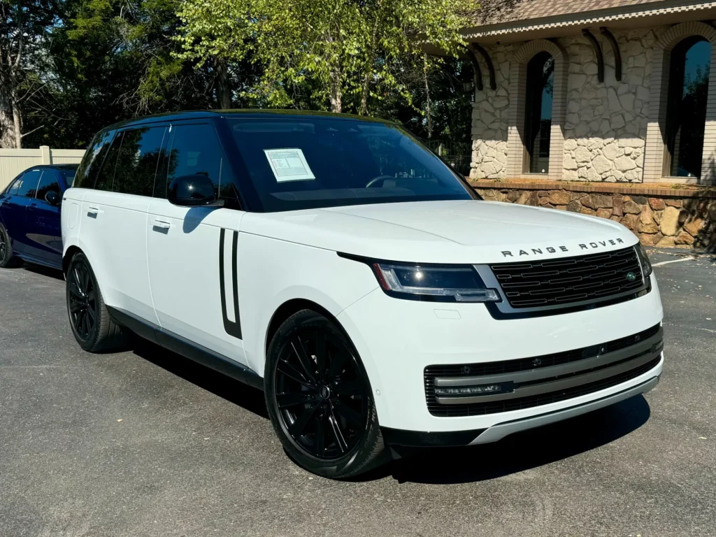 2023 Land Rover Range Rover P400 SE LWB in white with black contrast roof at AutoPro Nashville
