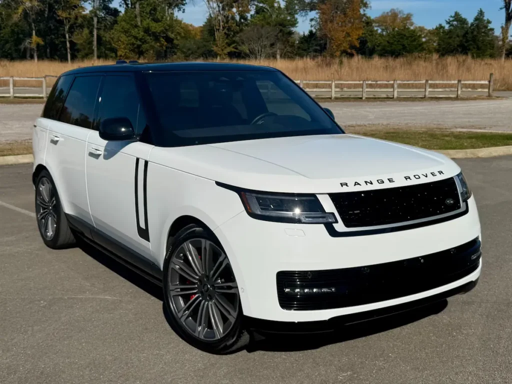 2023 Land Rover Range Rover P530 SE in white with black roof, front exterior view.